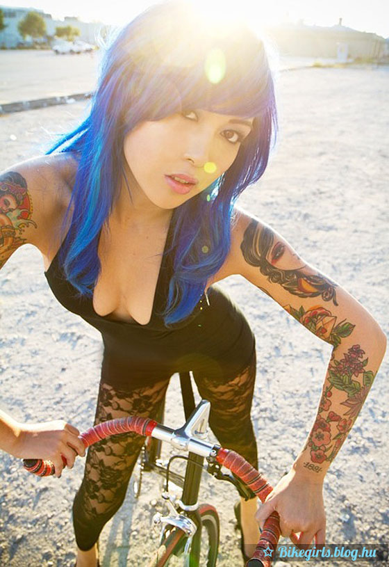 tetovált biciklis lány