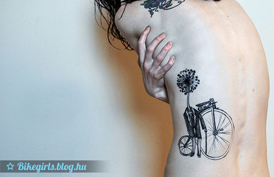 tetovált bringás csaj
