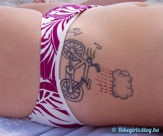 tetovált kerékpáros lány